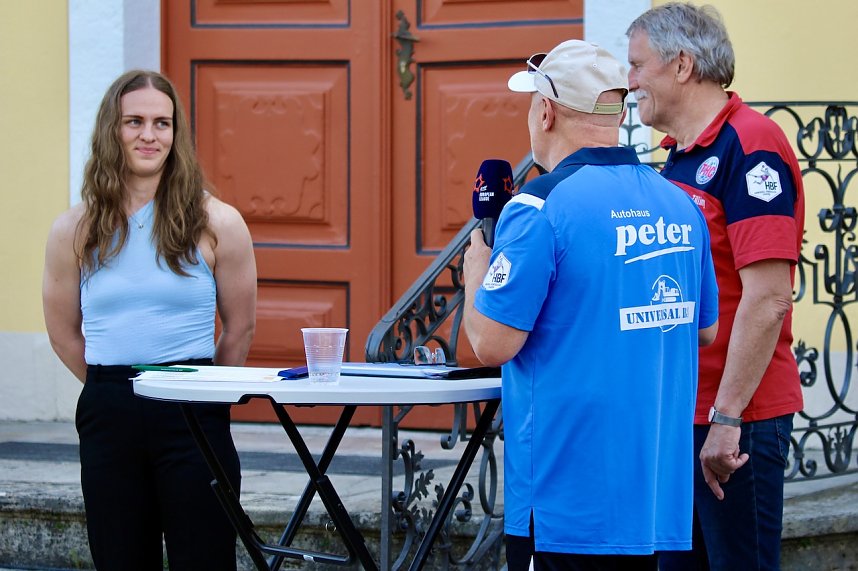 Fans und Cheftrainer des Th&uuml;ringer HC Herbert M&uuml;ller verabschieden neun Spitzenhandballerinnen in Bad Langensalza