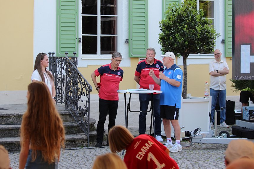 Fans und Cheftrainer des Th&uuml;ringer HC Herbert M&uuml;ller verabschieden neun Spitzenhandballerinnen in Bad Langensalza